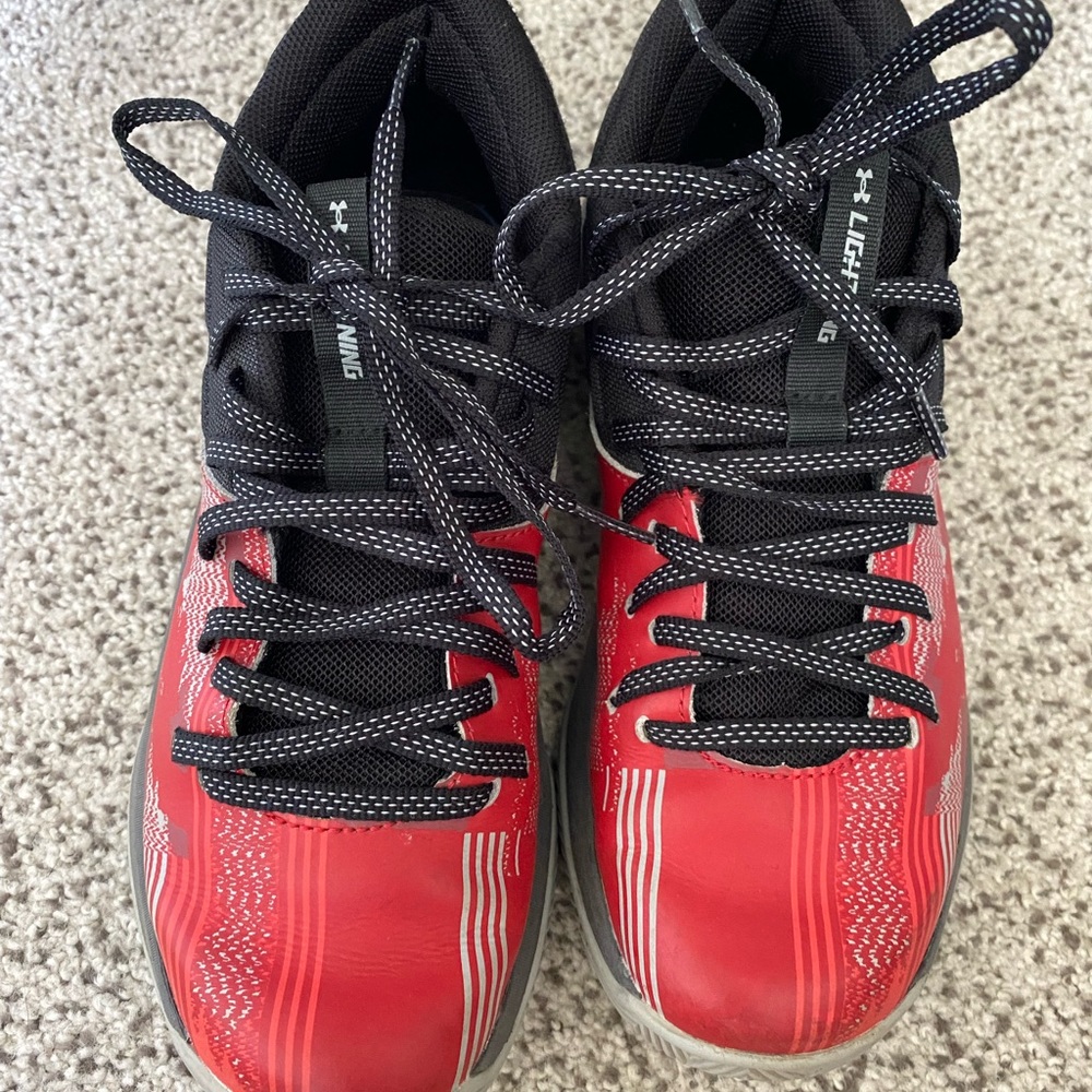 Under Armour Lightning Basketball shoes sz 3.5Y youth